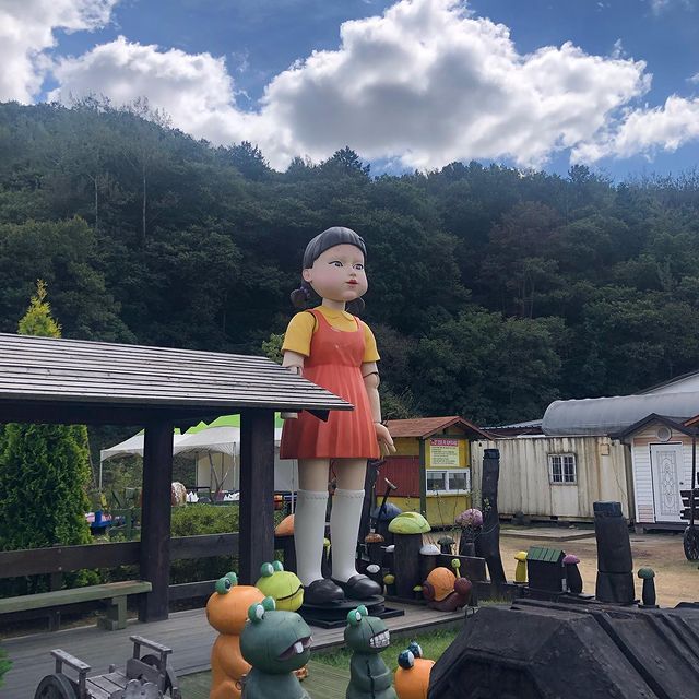 Image 1 : Squid Game : la poupée géante "1,2,3 Soleil" existe vraiment en Corée du Sud