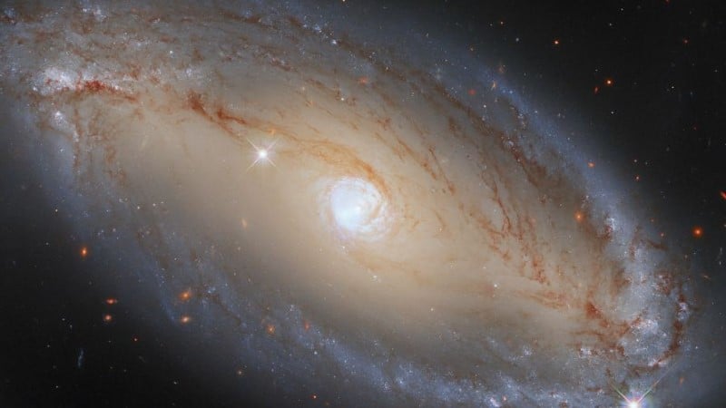 nasa hubble captures active seyfert galaxy