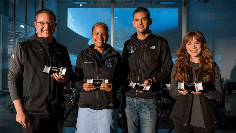 Les quatre astronautes privés d'Inspiration4 ont reçu leurs ailes d'astronautes SpaceX au siège de la société à Hawthorne, en Californie, le 1er octobre 2021. Il s'agit de : (de gauche à droite) Chris Sembroski, Sian Proctor, Jared Isaacman et Hayley Arceneaux. (Crédit images : SpaceX / Inspiration4)