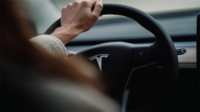L'impression exagérée d'autonomie suggérée par le Marketing de Tesla - Crédits : Unslpash/Jenny Ueberberg