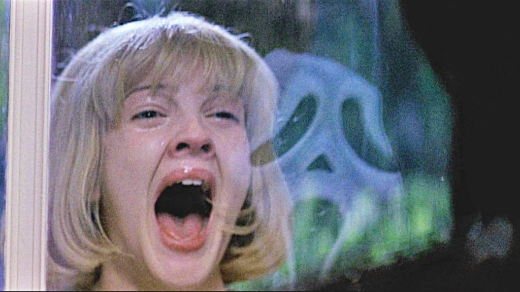 Drew Barrymore dans la scène culte de Scream premier du nom - Crédits : Dimensions films
