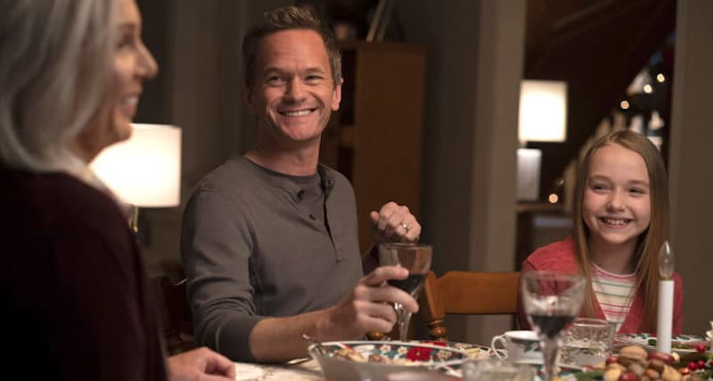 Neil Patrick Harris (au centre) joue John Doyle dans 8-Bit Christmas, qui sortira le 24 novembre (Crédits image : HBO Max)