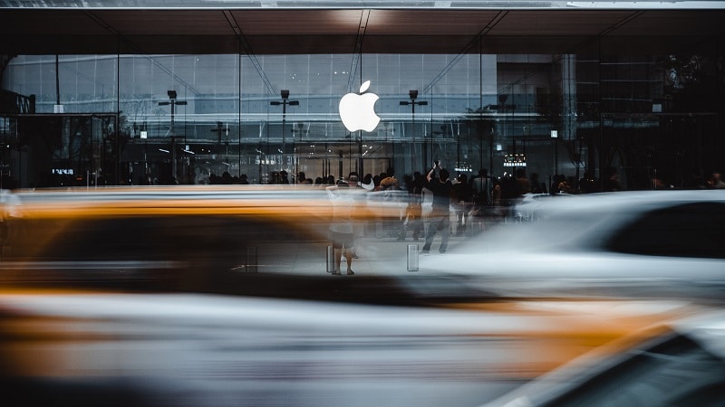 Des voitures devant un Apple Store 