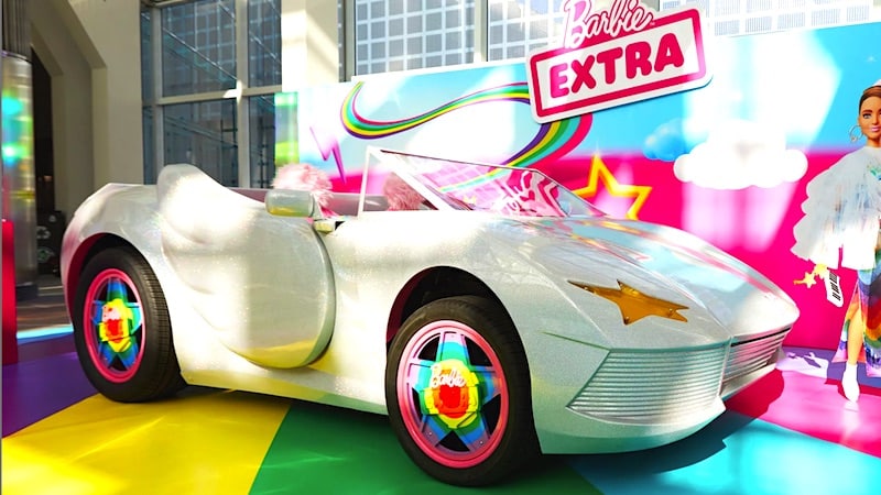 La voiture électrique de Barbie grandeur nature, exposée au salon LA Auto Show 2021 (Crédits image : Mattel)