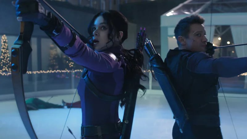 Hailee Steinfeld dans le rôle de Kate Bishop, Jeremy Renner dans celui de Clint Barton dans Hawkeye - Crédits : Disney/Marvel