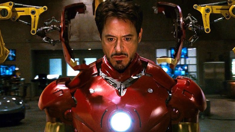 Tony Stark (Robert Downey Jr.) dans la "suit up scene" du film Iron Man de 2008 (Crédits image : Marvel Studios)