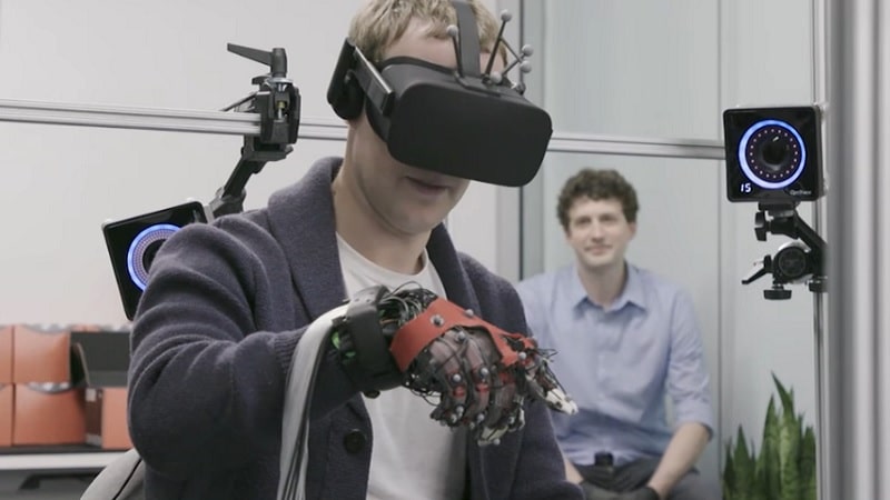 Mark Zuckerberg teste les gants haptiques de Meta