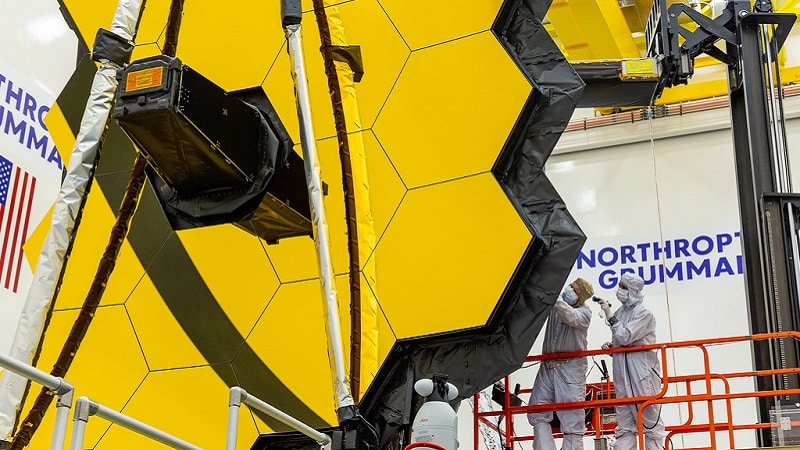 Le télescope James Webb est replié pour se préparer au décollage à bord d'Ariane 5