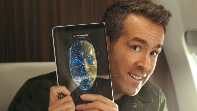 Ryan Reynolds dans le film Red Notice, avec le Surface Neo de Microsoft (Crédits image : Netflix)