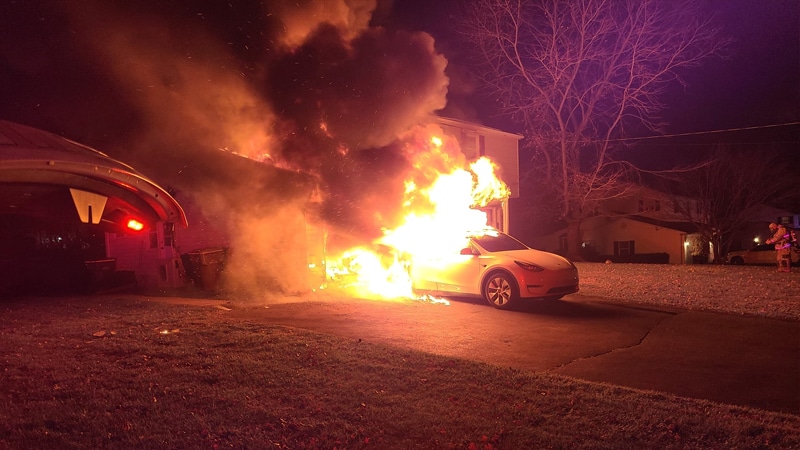 Image de l'incendie du  23 novembre provoqué par une Tesla en charge - Crédits : Facebook/Fort Washington Fire Company No. 1