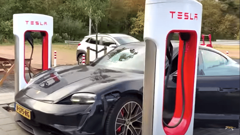 La Porsche Taycan en recharge dans l'une des stations Supercharger Tesla en test aux Pays-Bas (Crédits image : electricfelix / Youtube)