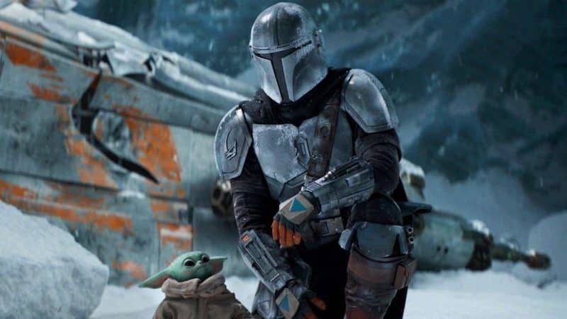 Bébé Yoda et le chasseur de primes Din Djarin avec son armure définitive dans la saison 2 de The Mandalorian (Crédits image : Lucasfilm / Disney)