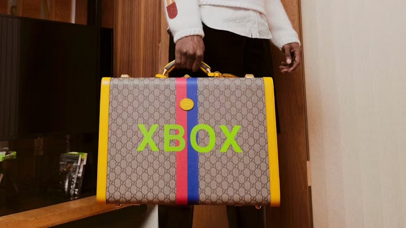 La valise de transport de la Xbox Series X édition Gucci