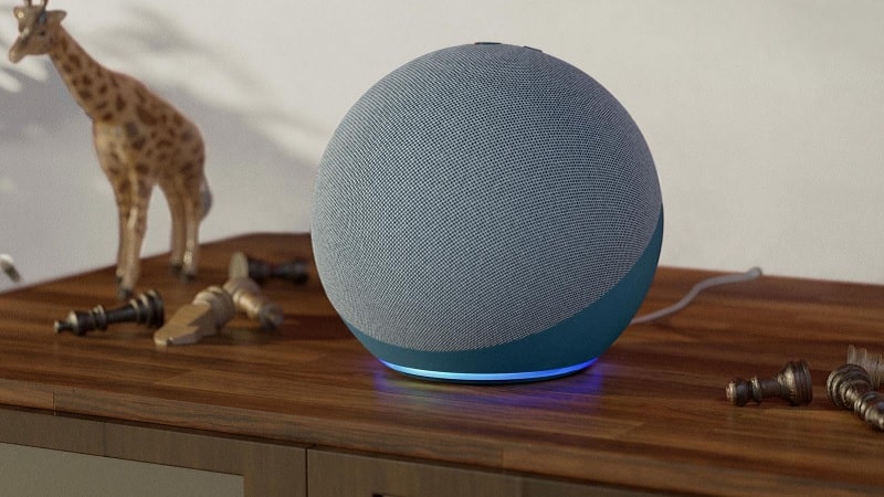 Une enceinte connectée Alexa d' suggère à une fillette de jouer  avecune prise électrique 