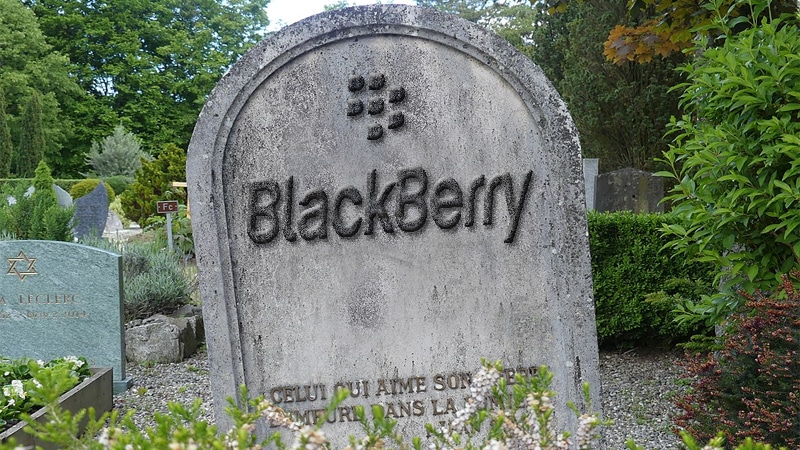 Les anciens appareils BlackBerry OS fonctionnaient toujours, mais s’arrêteront bientôt (montage) - Crédits : Wikimedia, Blackberry