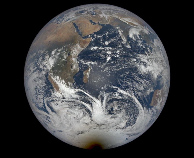 L'éclipse solaire totale en Antarctique vue depuis le satellite DSCOVR