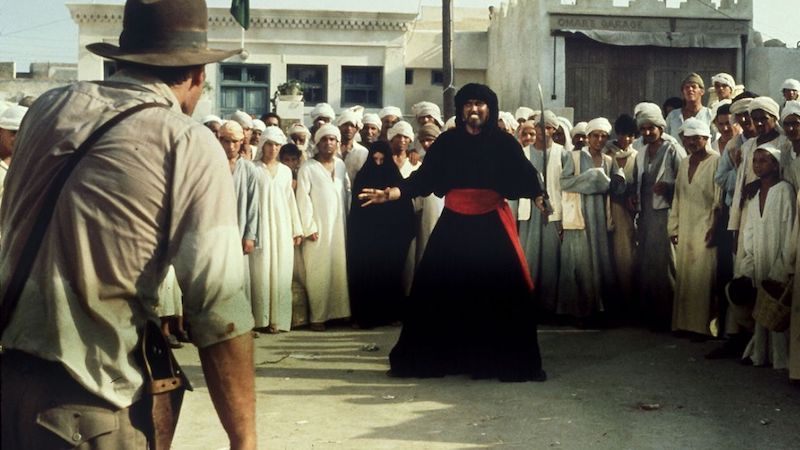 Harrison Ford met fin prématurément (et comiquement) à la scène de combat à l'épée dans Indiana Jones : Les Aventuriers de l'Arche perdue (Crédits image : Lucasfilm)