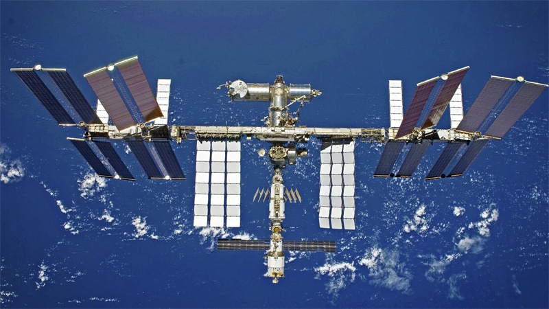 Station spatiale internationale vu a partir de la navette spatiale. - Crédits : NASA