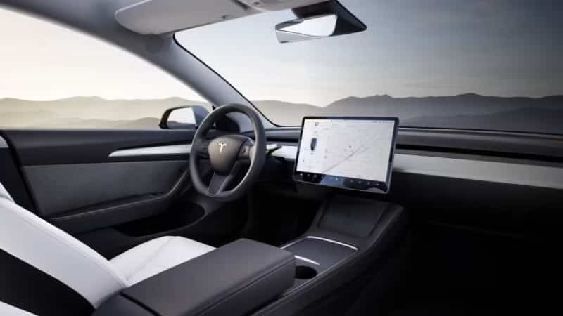 Image 1 : Tesla : laisser le passager jouer n'est pas du goût des autorités