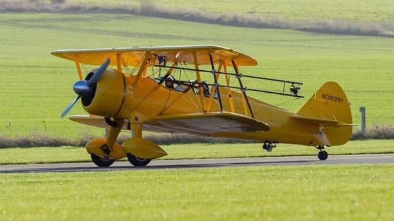 Tom Cruise à bord d'un avion biplan sur le tournage de Mission Impossible 8