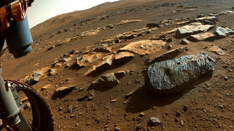Image prise par le rover Persévérance de la NASA le 7 septembre 2021, montre deux trous où la perceuse du rover a obtenu des échantillons - Crédits : NASA
