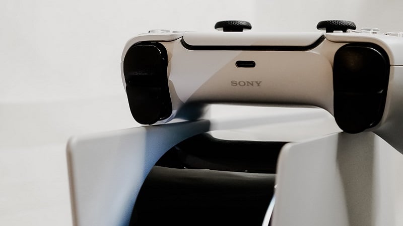 Une manette DualSense posée sur une PS5