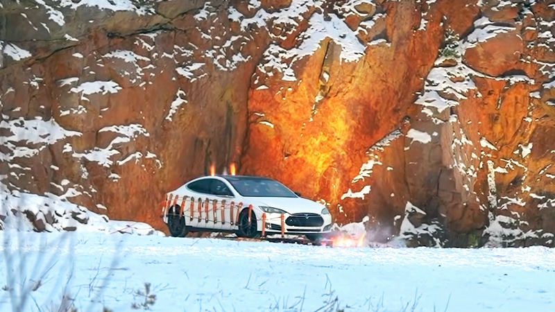 La Model S une seconde avant l'explosion (Capture d'écran} - Crédits : Youtube/Pommijätkät