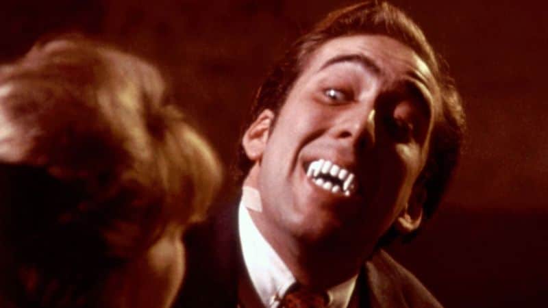 Nicolas Cage, déjà persuadé d'être un vampire dans Embrasse-moi, vampire (Vampire’s Kiss, 1989) (Crédits image : Magellan Pictures)