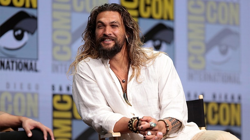 Jason Momoa s'exprimant lors du San Diego Comic Con International 2017 - Crédits : Wikimedia/Gage Skidmore