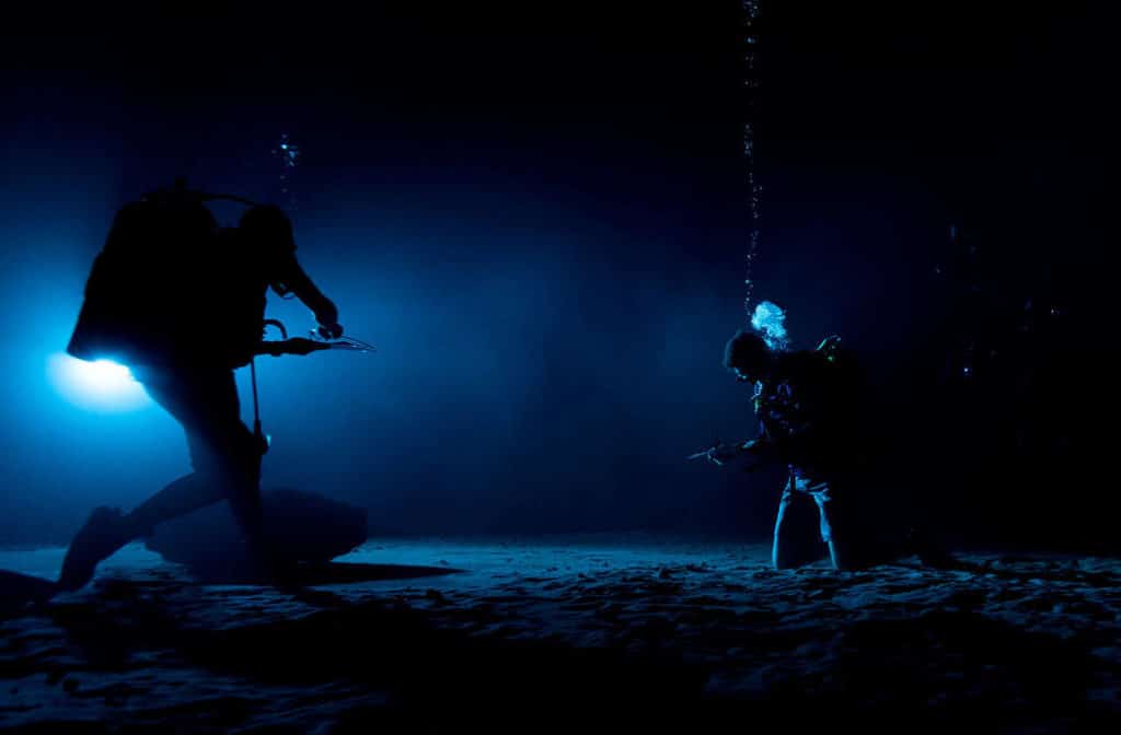 Image 1 : Pour aller sur la Lune, les astronautes vont s'entraîner sous l'eau
