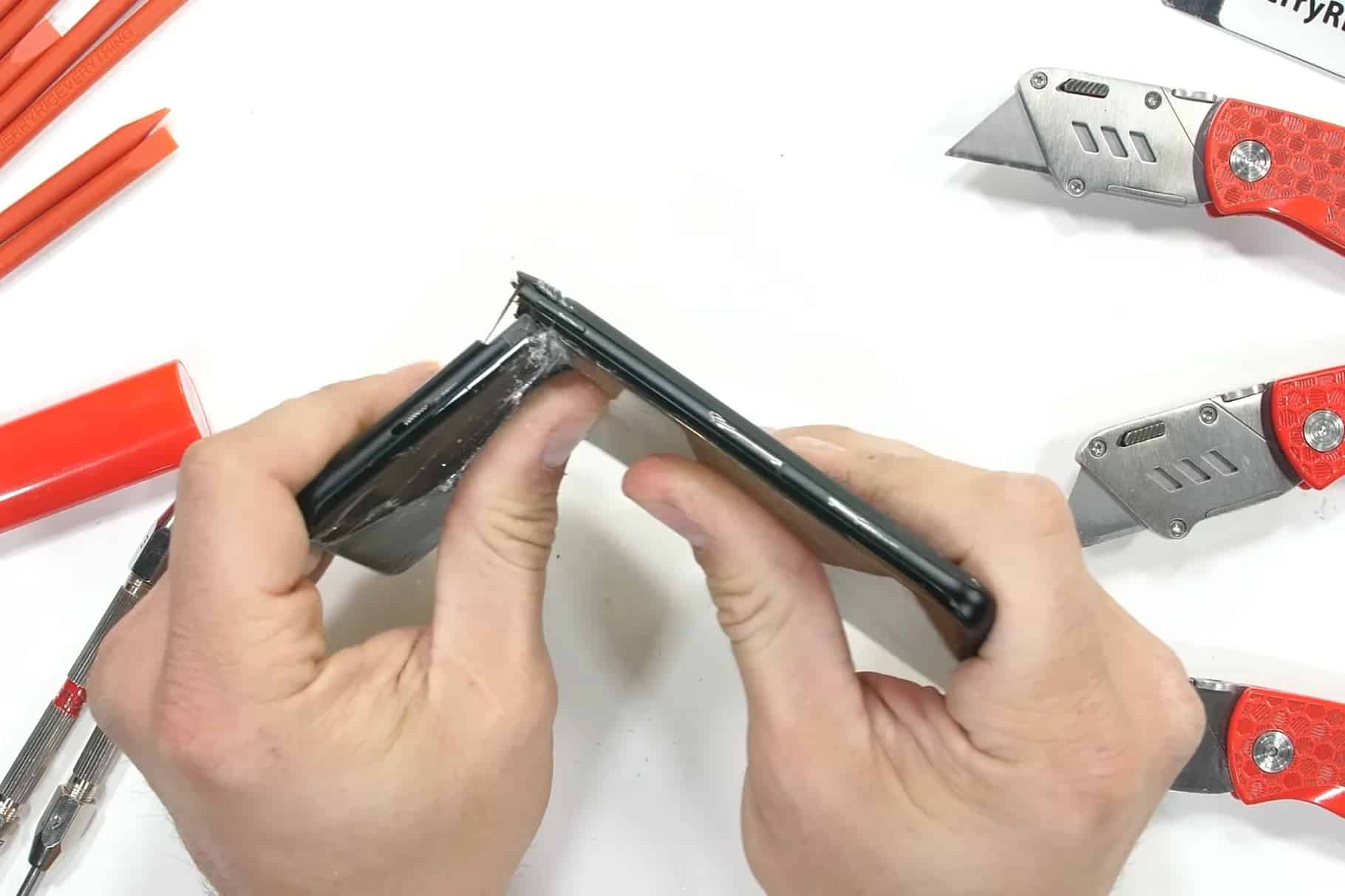 Il telefono si rompe a metà durante il test di durata, video