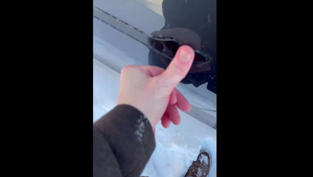 Image 1 : Tesla : poignée de portière bloquée par le froid, voici comment l'ouvrir