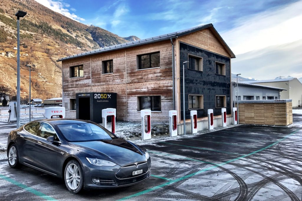 Chargeur Tesla 2023 : quelles sont les voitures compatibles ? Combien ça  coûte ?