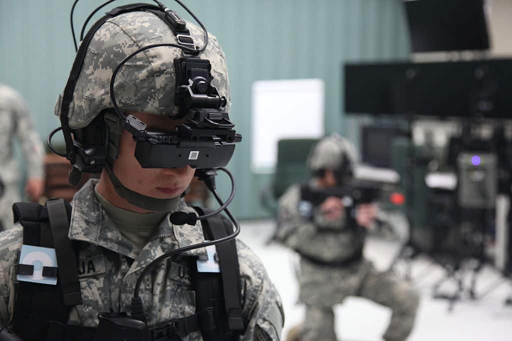 Soldat s’entraînant à un dispositif militaire de guidage par AR  - Crédits : Wikimedia