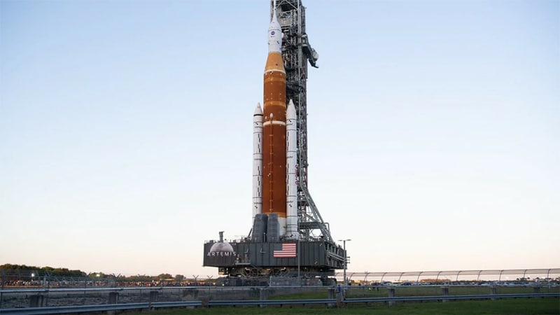 La fusée Orion sur sa lampe de lancement - Crédits : NASA