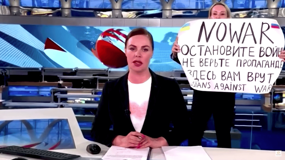 Image 1 : A la TV russe, une manifestante anti-guerre interrompt un journal