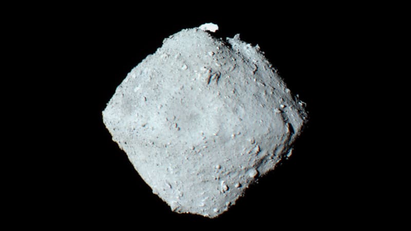 Vue colorée de l'astéroïde de type C 162173 Ryugu, vu par la caméra ONC-T à bord de Hayabusa2 - Crédits : JAXA Hayabusa 2/Wikimedia