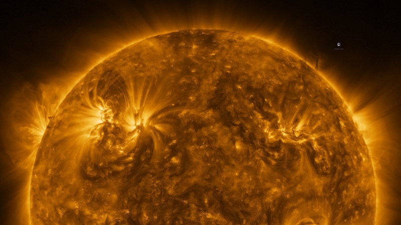 L'image du Soleil capturée par Solar Orbiter le 7 mars (en haut à droite se trouve l'image de la Terre à titre de comparaison)