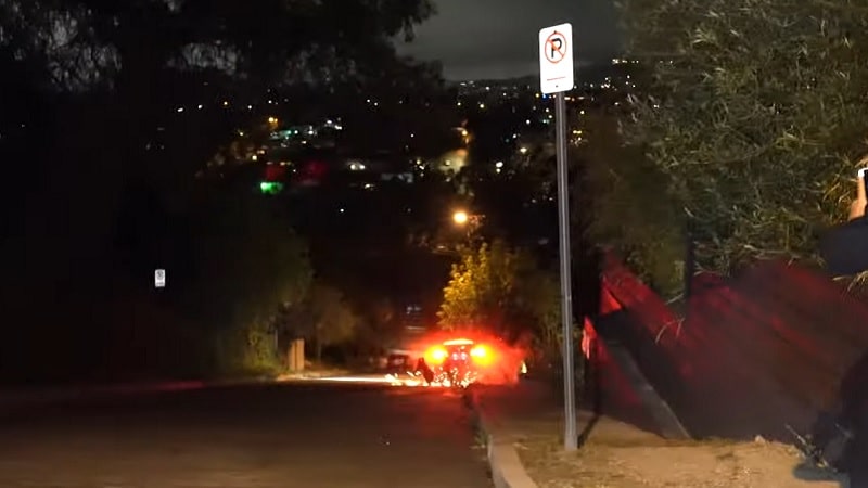 Une Tesla Model S s'écrase après un vol plané à Los Angeles