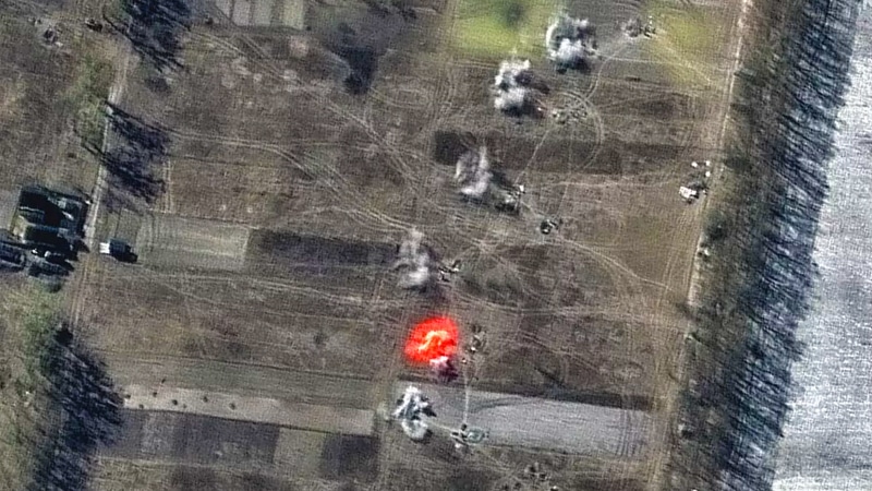 Une image satellite multispectrale d'un bataillon d'artillerie russe tirant activement vers le sud-est à Ozera, en Ukraine, le 11 mars 2022 - Crédits : Image satellite ©2022 Maxar Technologies