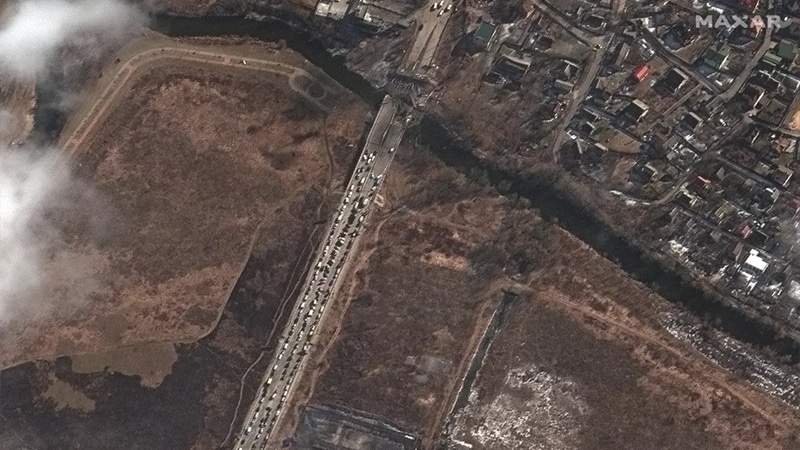 Une longue file de voitures et de personnes quittant Irpin et un pont endommagé est visible sur cette image prise le 10 mars 2022 - Crédits : Image satellite ©2022 Maxar Technologies