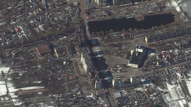Des immeubles résidentiels de grande hauteur gravement endommagés à Borodyanka, au nord-ouest de Kiev, en Ukraine, sont visibles sur cette image satellite Maxar prise le 10 mars 2022 - Crédits : Image satellite ©2022 Maxar Technologies