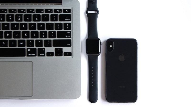 Un Mac, une Apple Watch et un iPhone