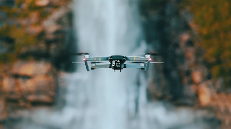 Un drone DJI en vol stationnaire - Crédits : Unsplash/Pedro Henrique Santos