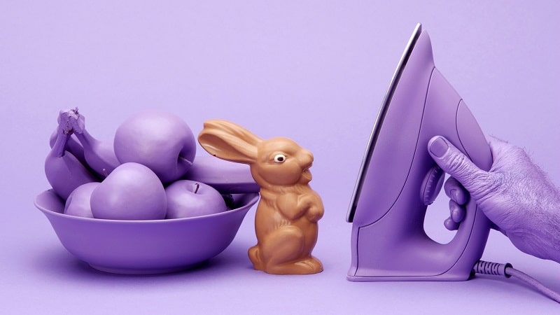 Un lapin en chocolat torturé par un fer chaud