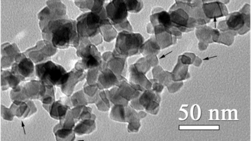 Exemple d,observation au microscope de nanoparticules (dioxyde de titanum) - Crédits : Wikimedia