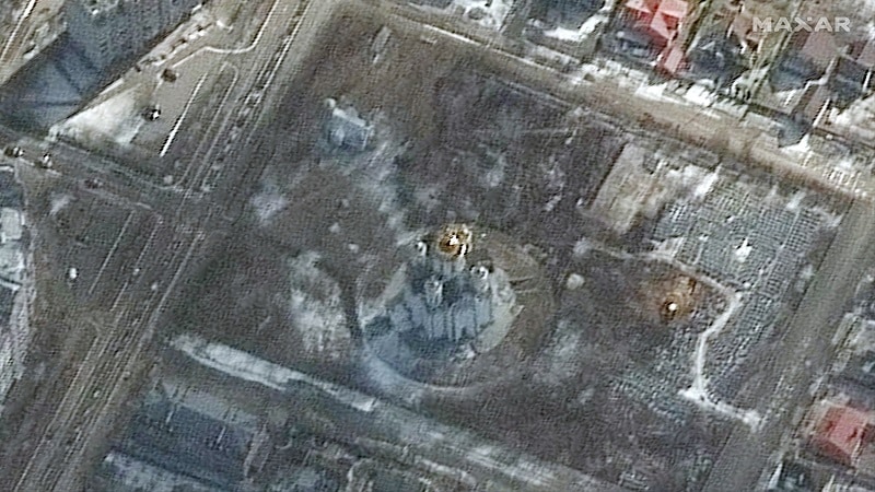 Image capturée le 11 mars de l'excavation de la fosse commune dans l'enceinte de l'église St. Andrew et Pyervozvannoho à Boutcha, en Ukraine