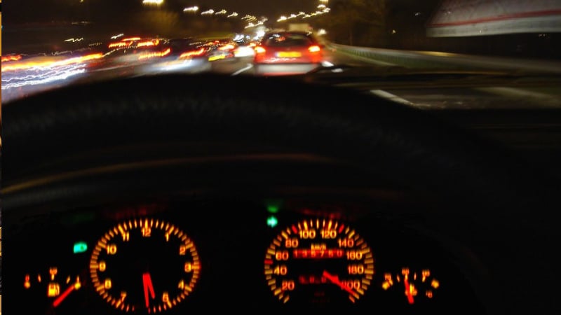 Illustration d'une voiture lancée en pleine vitesse sur l'autoroute - Crédits : Pixabay