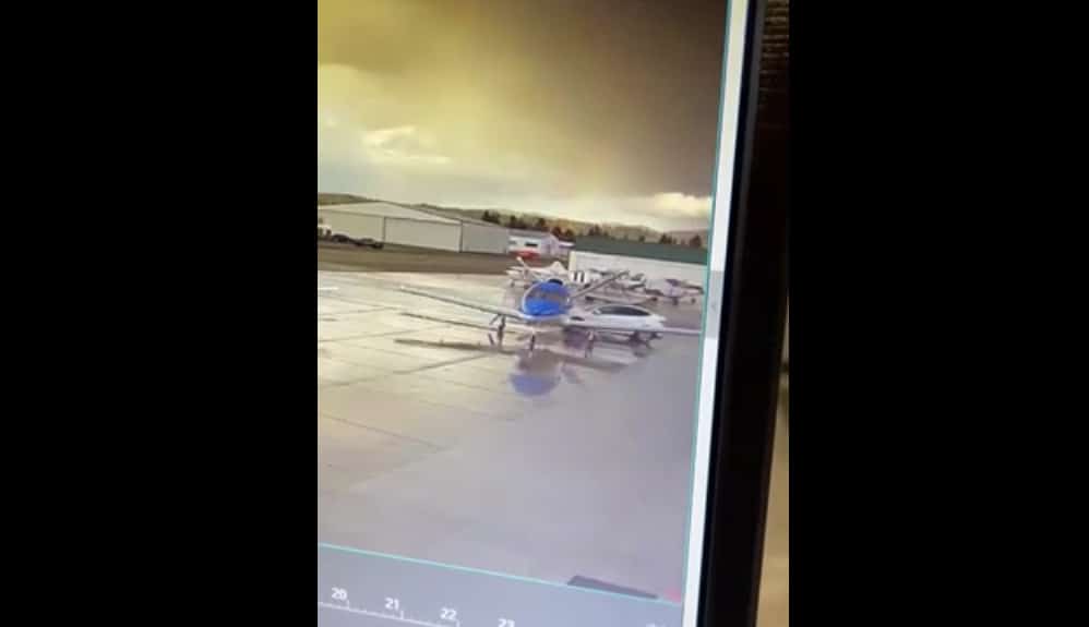 Image 1 : Cette Tesla sans conducteur percute... un avion (vidéo)