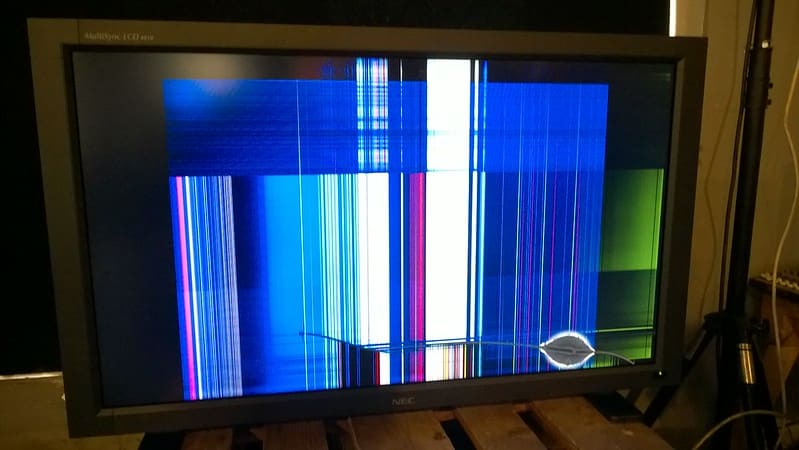 Un bel écran de télé cassé - Crédits : Unsplash